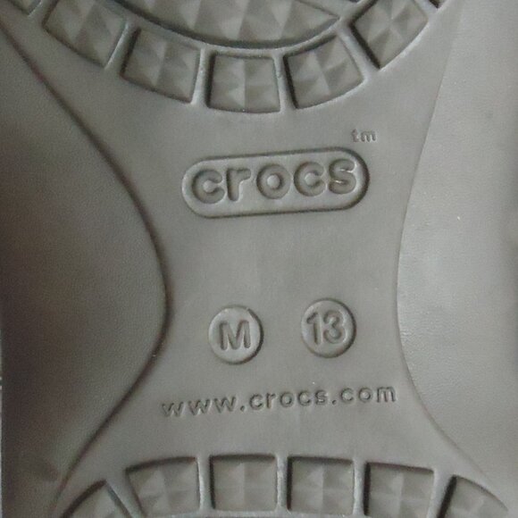 SIZE 13. Crocs classic men’s odor-resistant flip flop sandals. main image 14